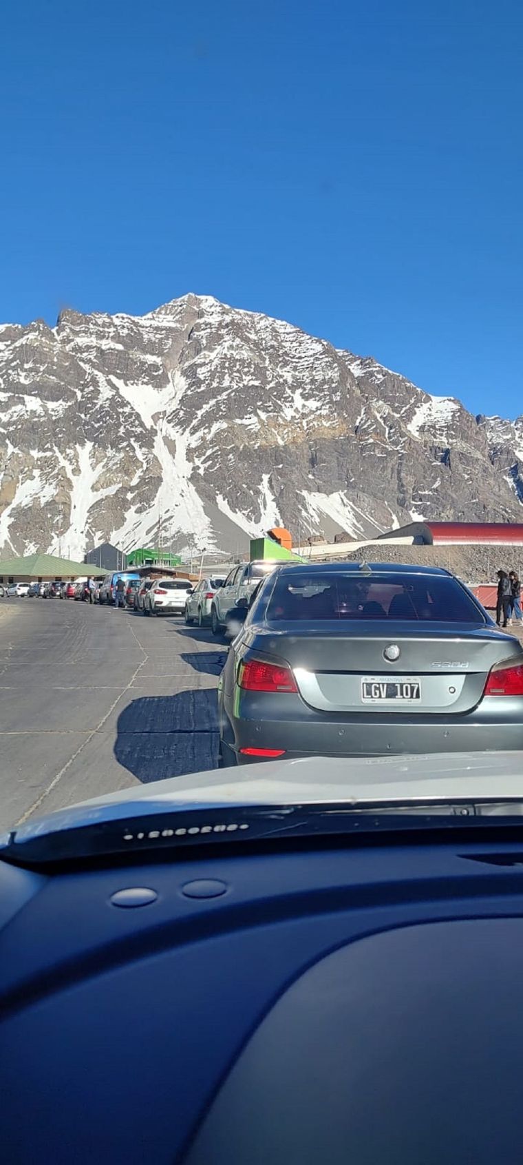 Así está la fila para cruzar a Chile Foto: Osvaldo Valle