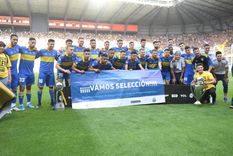 Boca salió a jugar con Racing con los trofeos de los dos campeonatos ganados en el año. Foto: Télam Boca salió a jugar con Racing con los trofeos de los dos campeonatos ganados en el año. Foto: Télam