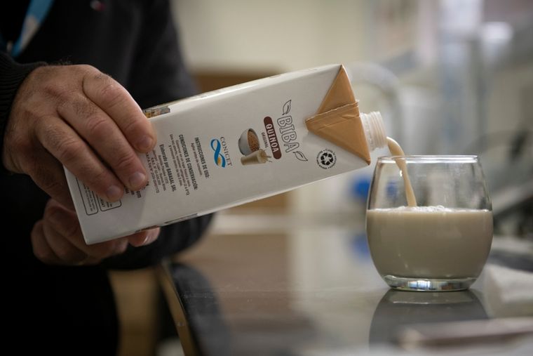 Leche de quinoa fabricada en la Argentina. Foto: Télam
