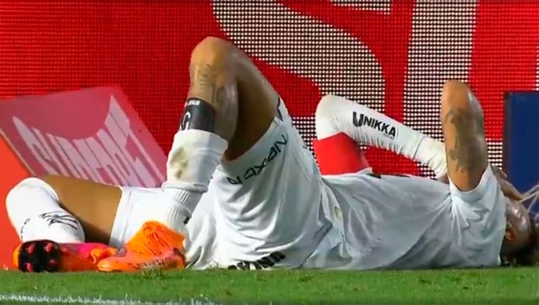 A falta de tres fechas, Neymar sufrió una nueva lesión.