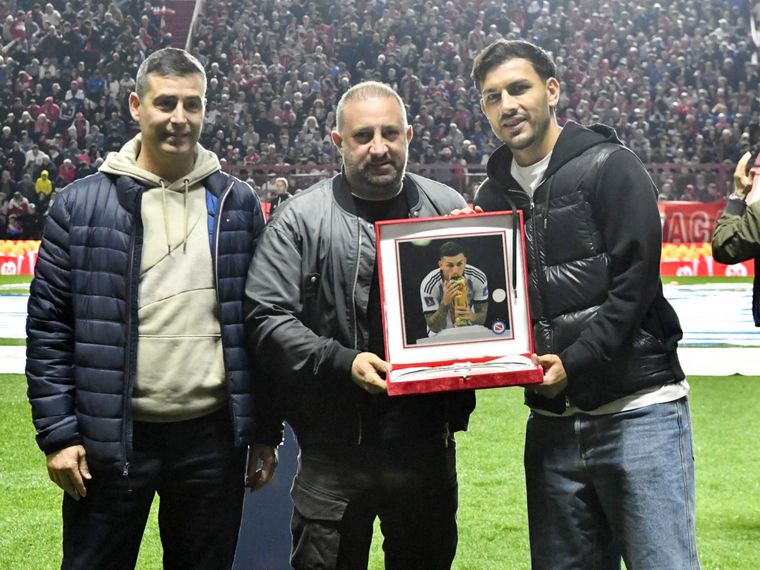La dirigencia del Bicho distinguió a Leandro Paredes, campeón del mundo y flamante refuerzo de Boca, que luego se ubicó en uno de los palcos del Diego Armando Maradona.
