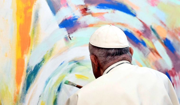 Papa Francisco El papa Francisco pinta el mural en Portugal. Foto: Efe.