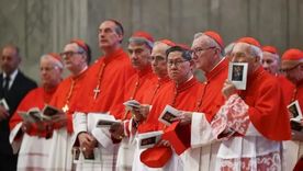 Entre los considerados papables están el cardenal Pietro Parolin (segundo en la primera fila, desde la derecha) y el cardenal Luis Antonio Tagle (junto a Parolin). Foto: BBC