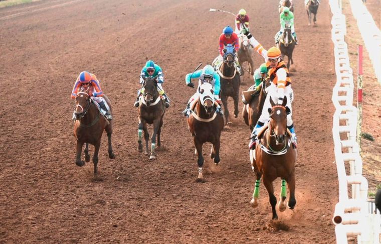 Constanzo y su jockey Joaquín Luna fueron los grandes ganadores de este lunes en el Hipódromo. Foto: gentileza CHIMY.