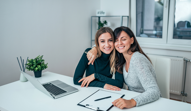 Siendo que las personas pasan la mayor parte del tiempo en su vida adulta en el ámbito laboral, los lazos que allí se generan tienen un valor central en la vida de las personas.