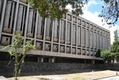 El Palacio Policial, uno de los ejemplos de la arquitectura brutalista que aún resiste en distintos puntos de Mendoza. Foto: ALF PONCE MERCADO / MDZ