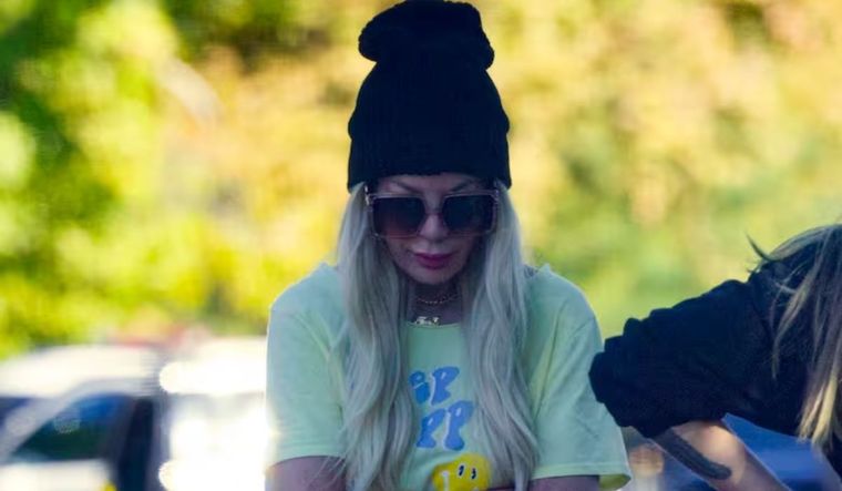 Tori Spelling se le sumó un drama que vivió con uno de sus vecinos, que requirió intervención policial. Foto: Splash News (The Grosby Group)