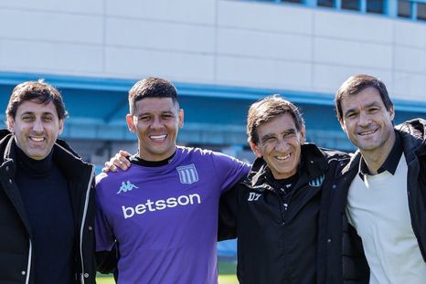 La dirigencia de Racing inscribió tarde a Marcos Rojo y el defensor no está habilitado para jugar el torneo Clausura. La dirigencia de Racing inscribió tarde a Marcos Rojo y el defensor no está habilitado para jugar el torneo Clausura.