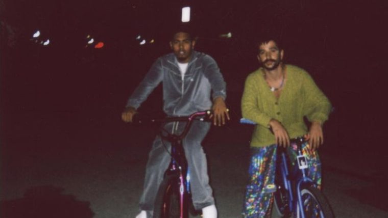 Foto: https://www.cadenadial.com/2022/camilo-presenta-el-videoclip-de-su-nueva-cancion-bebiendo-sola-junto-a-myke-towers-305320.html