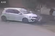 El momento en el que los dueños recuperan su bicicleta Foto: Captura de video.