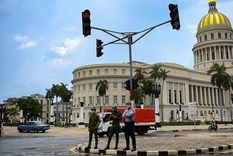 Calles vacías y alta presencia policial caracterizaron este lunes en gran parte del país. Foto: AFP