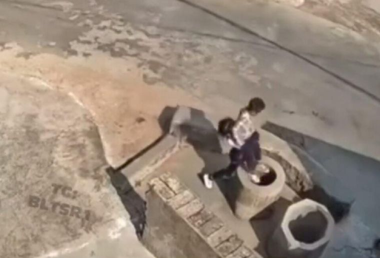 El pequeño ofrece resistencia, pero la nena lo empuja hasta que cae Foto: Captura de pantalla