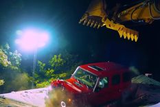 lanzo al vacio su camioneta 0 km para demoler una casa