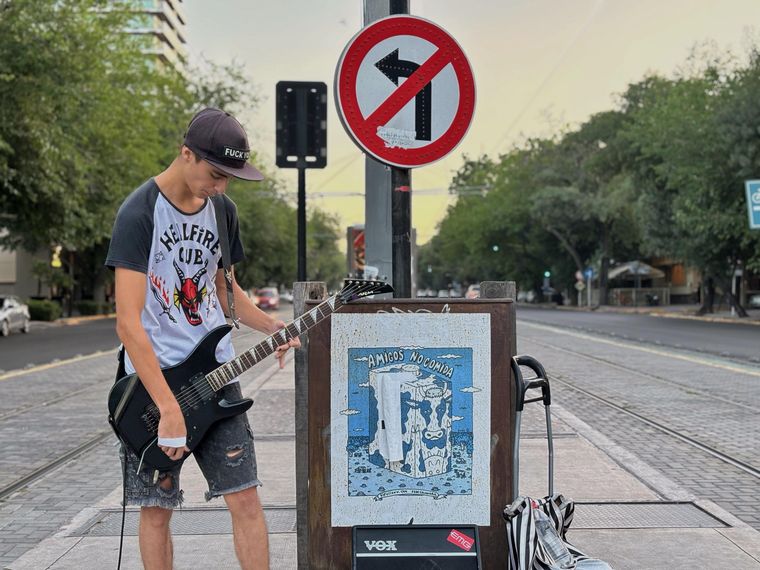 El joven guitarrista sueña con tocar en Europa y en diferentes ciudades del mundo. El joven guitarrista sueña con tocar en Europa y en diferentes ciudades del mundo.