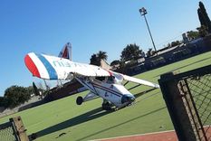 La avioneta sufrió daños en el frente La avioneta sufrió daños en el frente