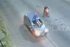 El joven de 19 años viajó más de 7 cuadras subido al capot de un auto gritando Satanás