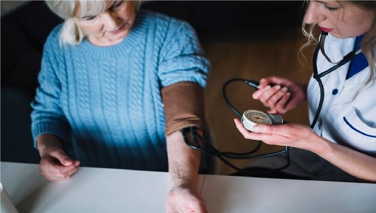Cómo acceder al servicio que ofrece el PAMI para sus afiliados que tengan hipertensión. Foto: Freepik