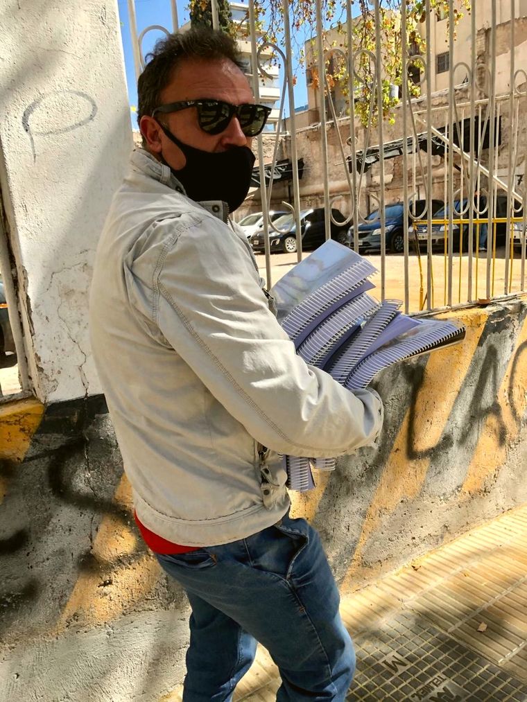 Miles de fojas Alba cargando el expediente, que ya tiene siete cuerpos. Lo hago en representación de mi amigo, explica.