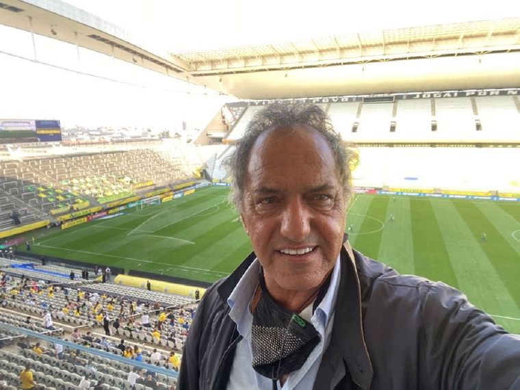 Daniel Scioli, en la cancha, minutos antes de que suspendieran el partido
