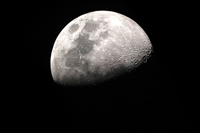Debido a sus propios movimientos y los del planeta, la Luna posee un hemisferio oculto para la humanidad Foto: Shutterstock
