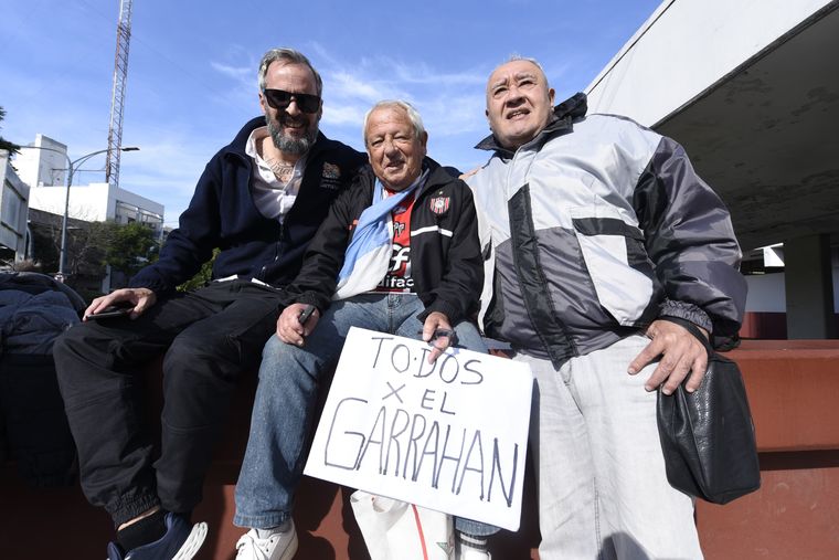 Personal de salud del Hospital Garrahan se manifiesta en reclamo por una suba salarial. Personal de salud del Hospital Garrahan se manifiesta en reclamo por una suba salarial.
