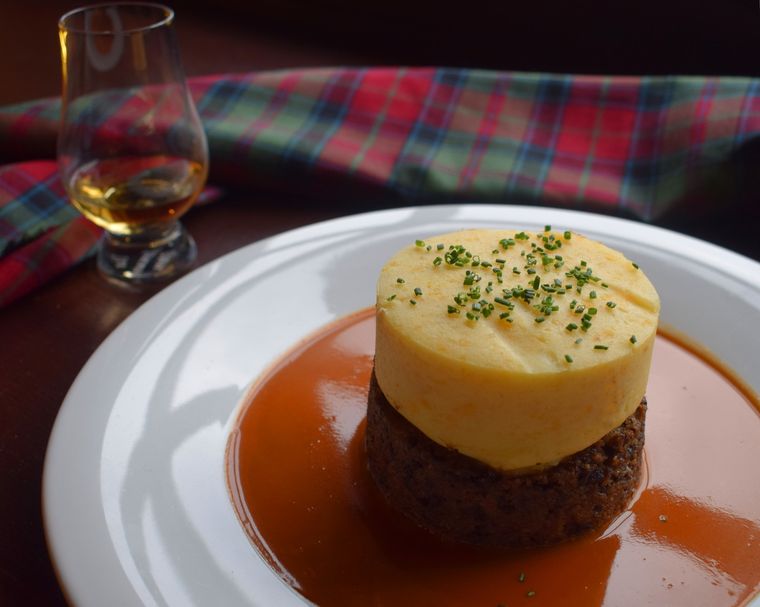 La salsa de whisky es fácil de lograr y no necesita demasiados ingredientes. Foto: The Scotch Whisky Experience - https://www.scotchwhiskyexperience.co.uk/assets/000/002/150/Scottish_haggis_and_red_tartan_large.jpg