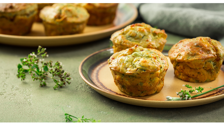 El zucchini en la receta aporta humedad natural sin cambiar el sabor del muffin. El zucchini en la receta aporta humedad natural sin cambiar el sabor del muffin.