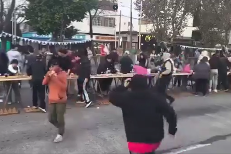 La avalancha humana que corrió para agarrar un pedazo de sándwich. La avalancha humana que corrió para agarrar un pedazo de sándwich.