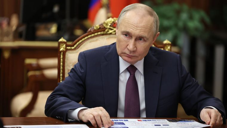 Vladimir Putin, acorralado por la Unión Europea.