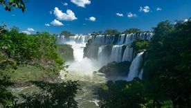 Las Cataratas del Iguazú son uno de los mayores atractivos turísticos de Argentina