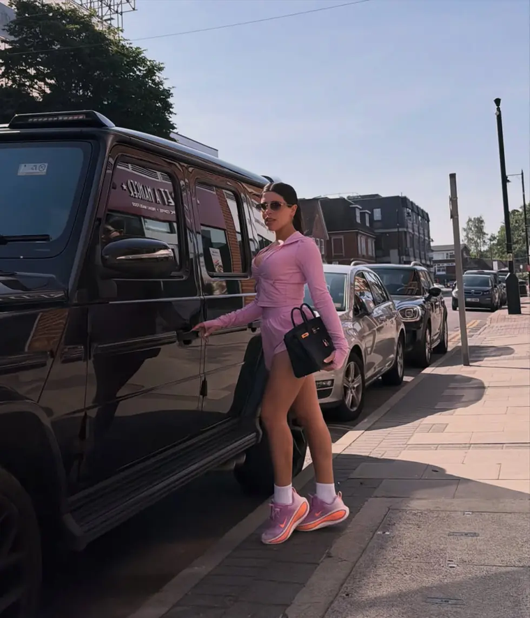 La influencer logró que un vehículo de lujo fuera el accesorio perfecto para su outfit, aunque algunos criticaron la ostentación innecesaria. La influencer logró que un vehículo de lujo fuera el accesorio perfecto para su outfit, aunque algunos criticaron la ostentación innecesaria.
