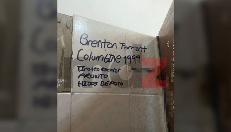 Tiroteo escolar pronto, el aterrador mensaje escrito en los cerámicos de los baños de una escuela de Mendoza.
