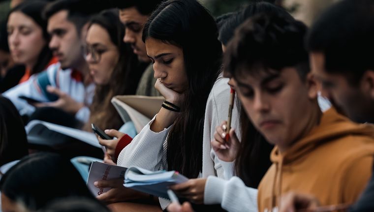 En un mundo laboral cada vez más práctico, las habilidades reales pesan más que los títulos universitarios. Foto: EFE