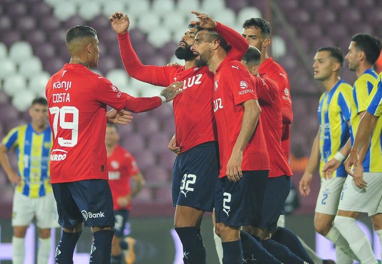 Celebra el Rojo. Clasificó a octavos Foto: FotoBaires