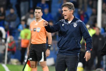 Guillermo Barros Schelotto se indignó ante la pregunta de un periodista tras la eliminación de Vélez. Guillermo Barros Schelotto se indignó ante la pregunta de un periodista tras la eliminación de Vélez.