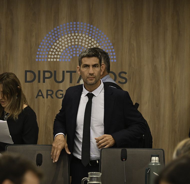 Manuel Quintar (Jujuy), el diputado de La Libertad Avanza que lució tu Tesla en el Congreso. Manuel Quintar (Jujuy), el diputado de La Libertad Avanza que lució tu Tesla en el Congreso.