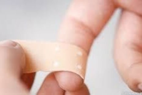Un japonés descubrió la mejor forma de usar las curitas
