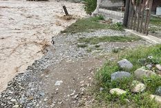 Una niña de 9 años es buscada de forma intensa luego de ser arrastrada por la crecida de un río en Jujuy Foto: NA