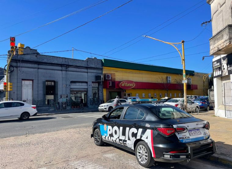 Delicuentes cometieron un cinematográfico robo a un supermercado. 