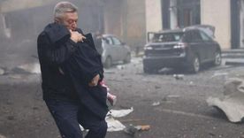 Oleksandr Volobuev fue uno de los muchos que se apresuraron a rescatar a 48 niños de un jardín de infancia después de que fuera alcanzado por un dron ruso. Oleksandr Volobuev fue uno de los muchos que se apresuraron a rescatar a 48 niños de un jardín de infancia después de que fuera alcanzado por un dron ruso.