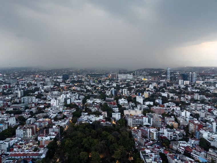 Mientras el invierno se asoma en el norte de México con posible nieve en montañas, el centro y el sur del país seguirán con lluvias y ambiente húmedo. &nbsp;