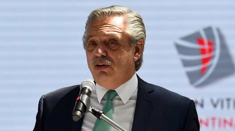 Alberto Fernández recibirá una mala noticia para su costumbre de compararse con otros países. Foto: ALF PONCE MERCADO / MDZ