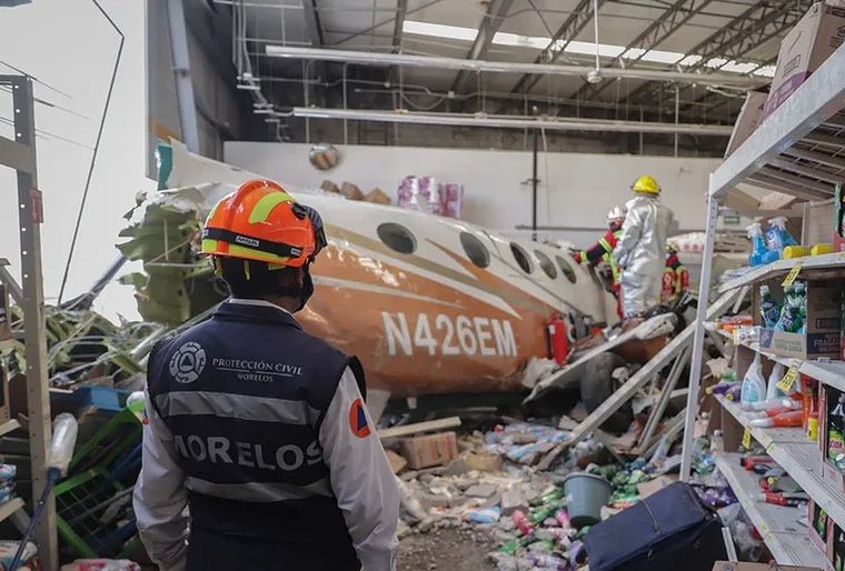 Así quedó la avioneta en el supermercado