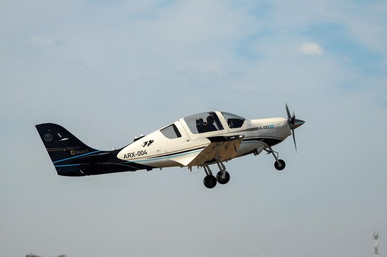 El avión IA-100B significa la vuelta de un avión de fabricación nacional a la Fuerza Aérea.