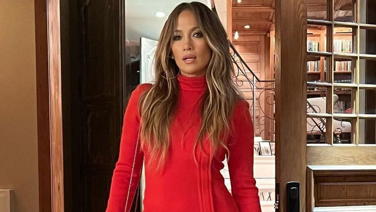 Foto: https://www.semana.com/gente/articulo/con-este-vestido-de-rojo-jennifer-lopez-prendio-las-redes-sociales-y-dijo-estar-lista-para-navidad/202238/