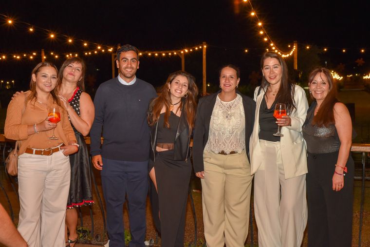 Jéssica Garín, Karina Villegas, Nicolás Barrera, Marisol, Johana Muñoz, Sol Jara, Mariángeles González. Jéssica Garín, Karina Villegas, Nicolás Barrera, Marisol, Johana Muñoz, Sol Jara, Mariángeles González.