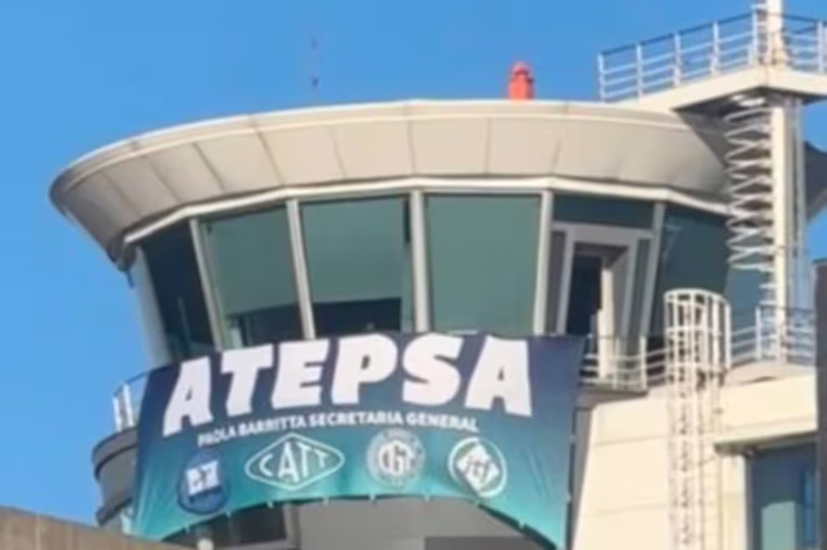 Tras la medida de fuerza que paralizó los despegues en Aeroparque y Ezeiza, el Gobierno denunció a Atepsa por colgar una bandera en una torre de control. Tras la medida de fuerza que paralizó los despegues en Aeroparque y Ezeiza, el Gobierno denunció a Atepsa por colgar una bandera en una torre de control.