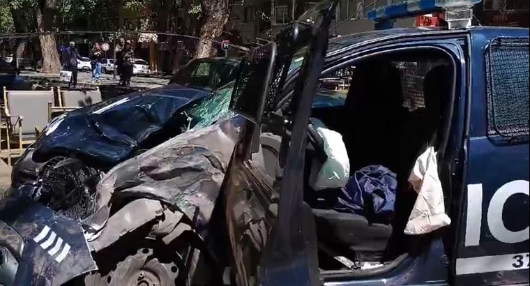 El automóvil de la Policía se llevó la peor parte en la colisión y sus tripulantes fueron trasladados a la Clínica Francesa para recibir atención por politraumatismos varios. Foto: MDZ