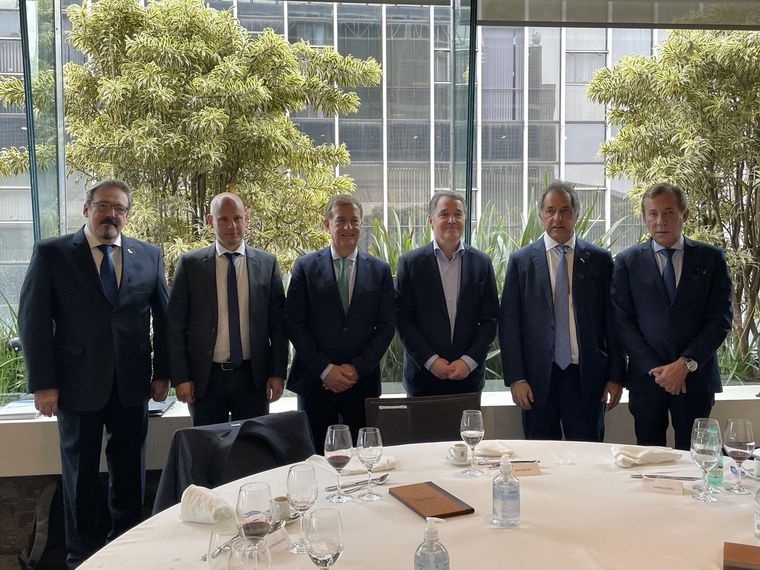 Suarez y Scioli fueron invitados de honor a un almuerzo en San Pablo. Foto: Mendoza Gobierno