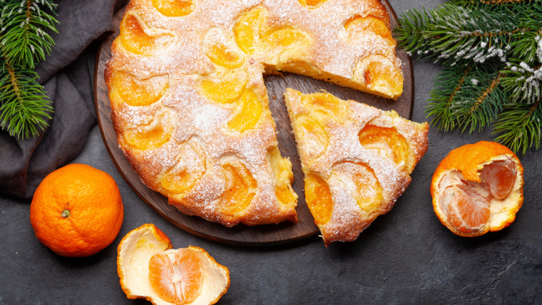 Algunas variantes de la receta de torta de mandarina incluyen chocolate o frutos secos. Algunas variantes de la receta de torta de mandarina incluyen chocolate o frutos secos.
